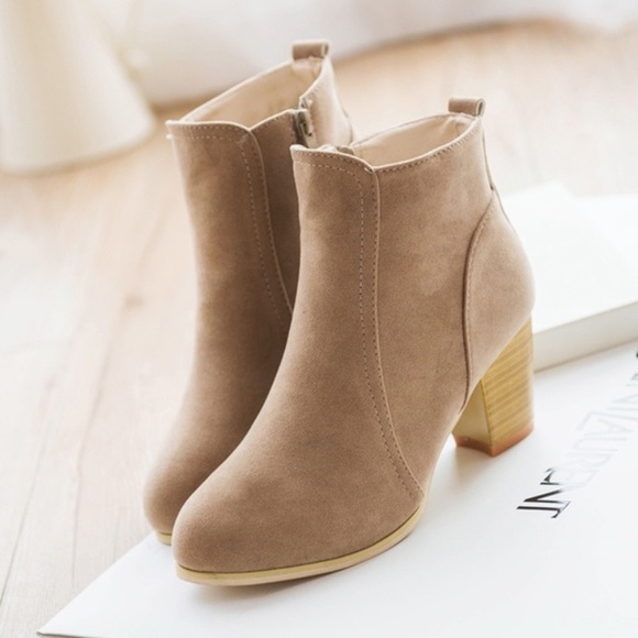Shoes - ✨HP 8/30/18✨ ADORABLE Taupe Heel Booties